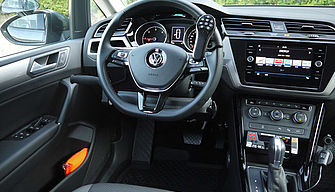 Innenraum VW Touran Handgas links Commander