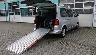 VW Caravelle mit Rollstuhlrampe