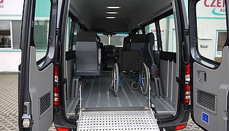 Rollstuhl-Bus mit Lift