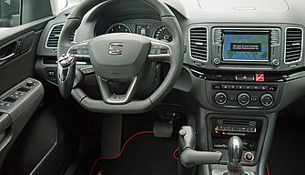 Innenraum Seat Alhambra mit Handgas